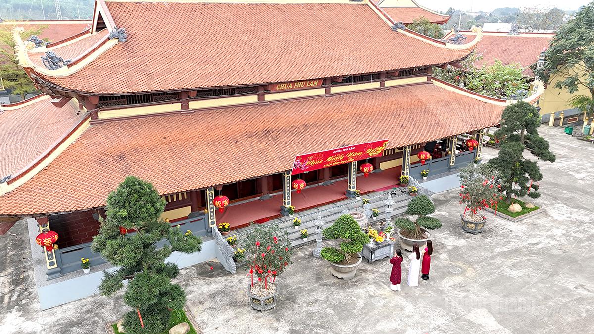 This is a large pagoda built in the traditional “Dinh”- shaped layout. Its architectural decorations are refined, and bricks and roof tiles featuring patterns and motifs, such as terracotta dragon designs, have been discovered along with a diverse system of artifacts at the site. These relics provide valuable historical sources contributing to the site’s historical, cultural and artistic significance.