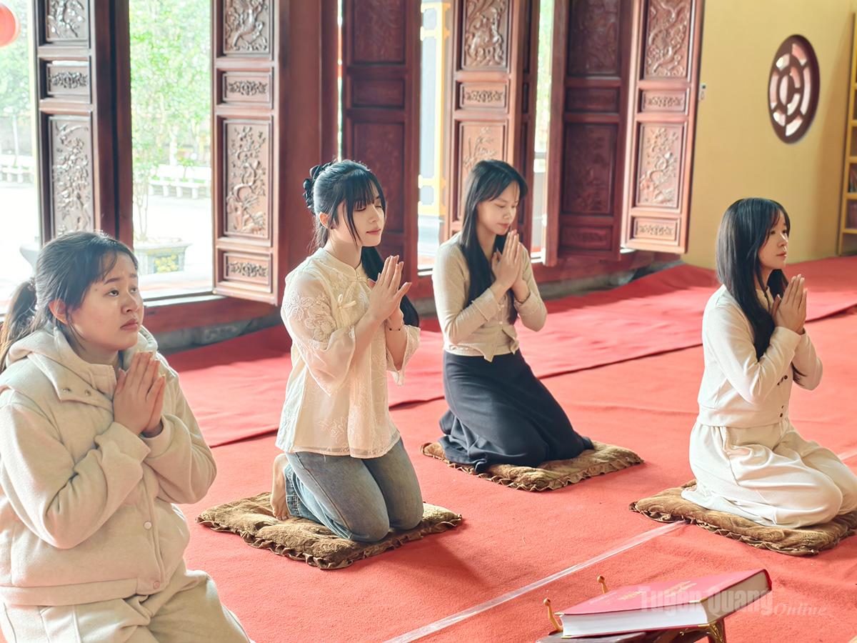 In the early days of the Lunar New Year Binh Ngo 2026, visitors and Buddhist followers flock to the pagoda for worship. The solemn atmosphere, accompanied by the distant echoes of temple bells, wooden drums and the rhythmic chanting of sutras, brings a sense of calm and serenity to all who visit.