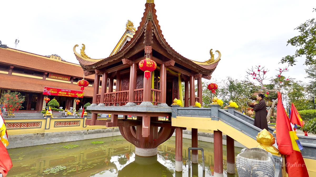 The spacious courtyard in front of the Tam Bao main hall includes a structure inspired by the One Pillar Pagoda (also known as Lien Hoa Dai), featuring the distinctive architectural style of a shrine built on a single pillar rising above a small pond.