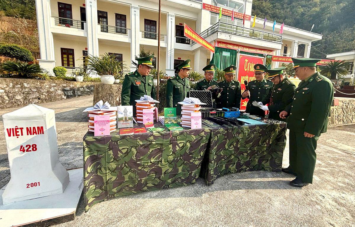 Các đại biểu tham quan dụng cụ mô hình huấn luyện tại Đồn Biên phòng Lũng Cú.