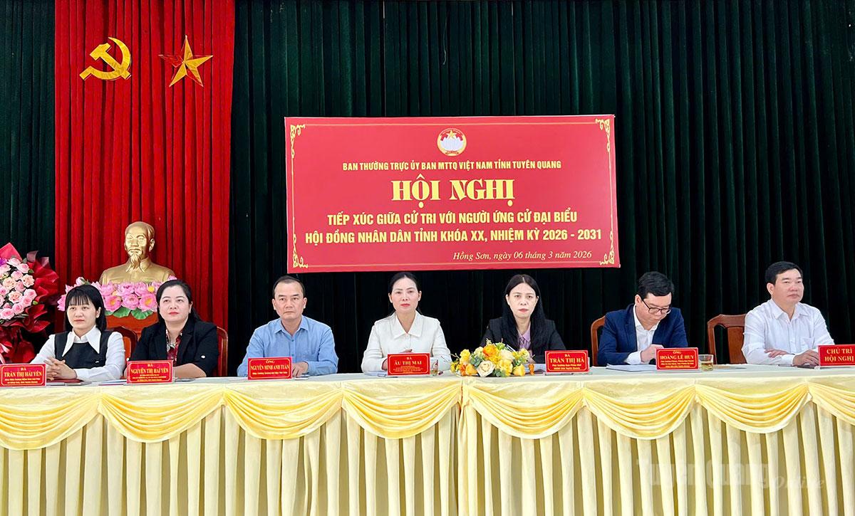 Các ứng cử viên đại biểu HĐND tỉnh tiếp xúc cử tri vận động bầu cử tại xã Hồng Sơn.