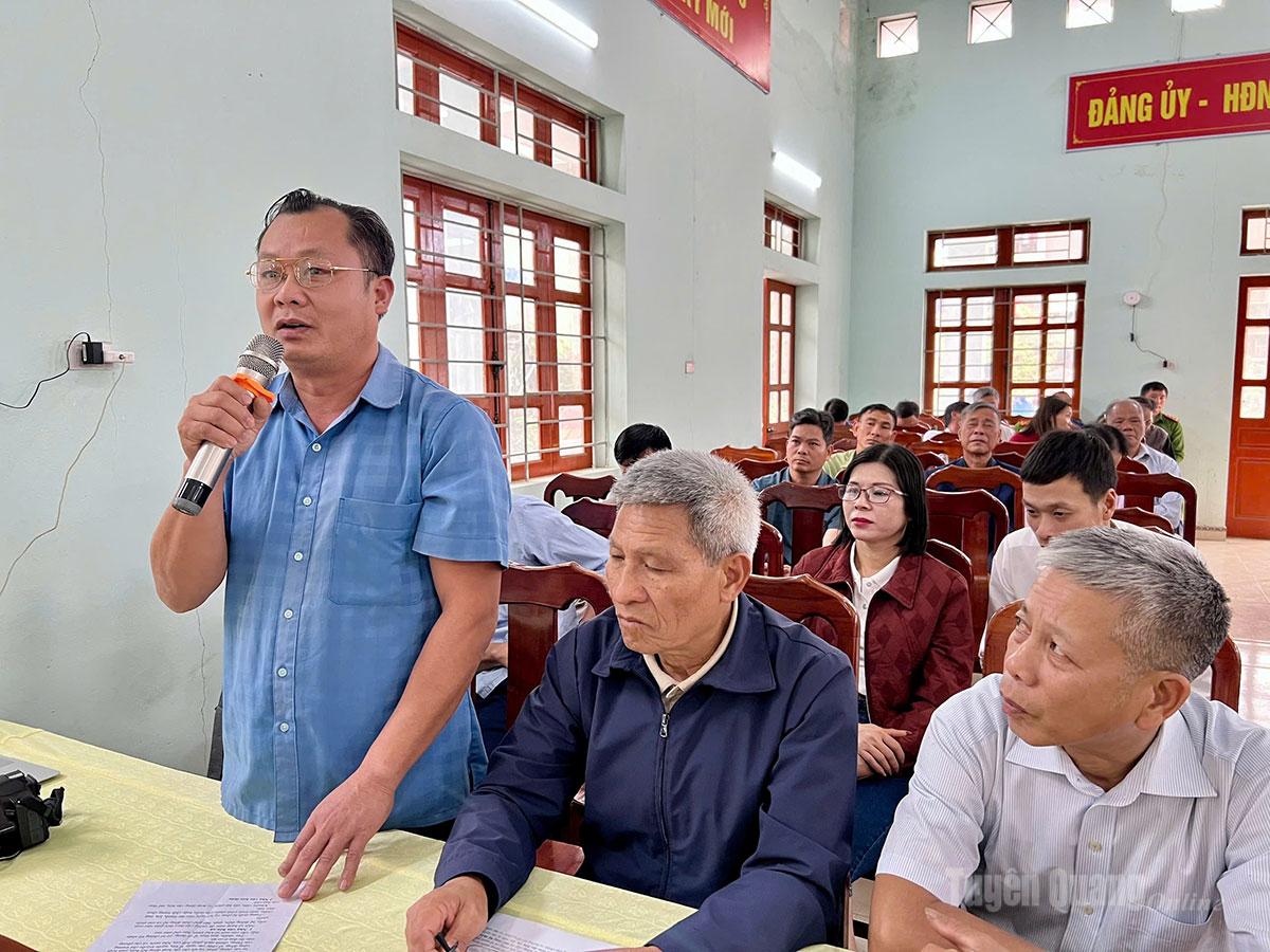 Cử tri xã Hồng Sơn phát biểu ý kiến tại hội nghị.