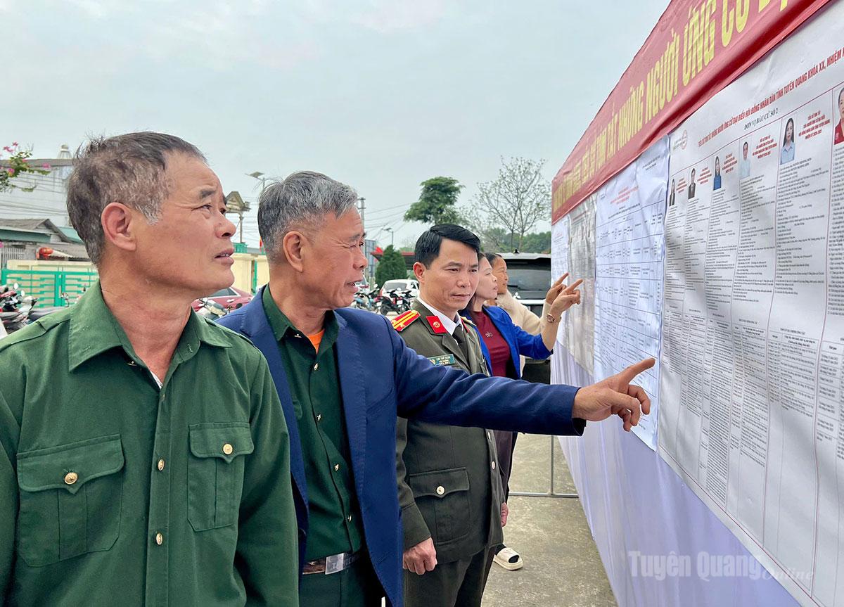 Cử tri xã Hồng Sơn tìm hiểu tiểu sử các ứng cử viên.