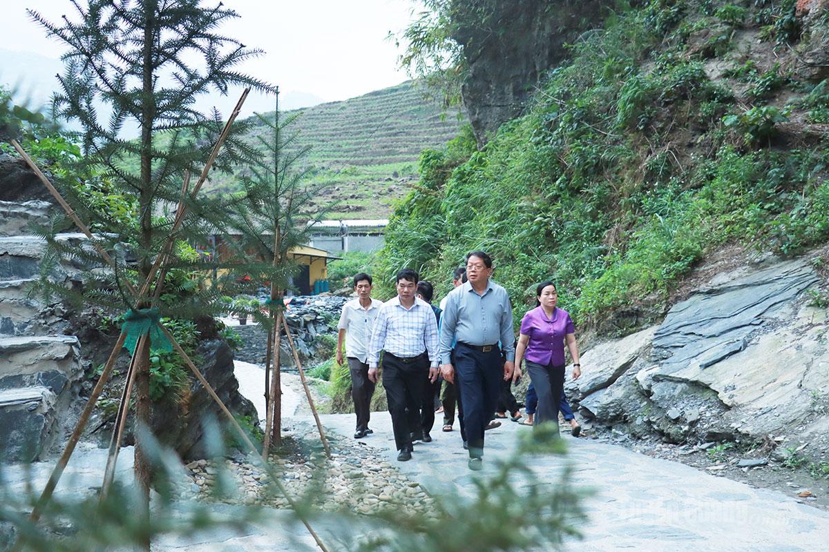 Đoàn công tác khảo sát một số điểm du lịch tại xã Du Già.