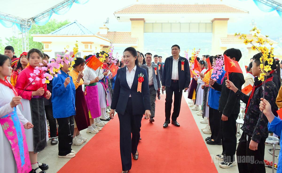 Các em học sinh xã Lũng Cú chào đón đồng chí Phó Bí thư Thường trực Tỉnh ủy Lê Thị Kim Dung và các đại biểu.