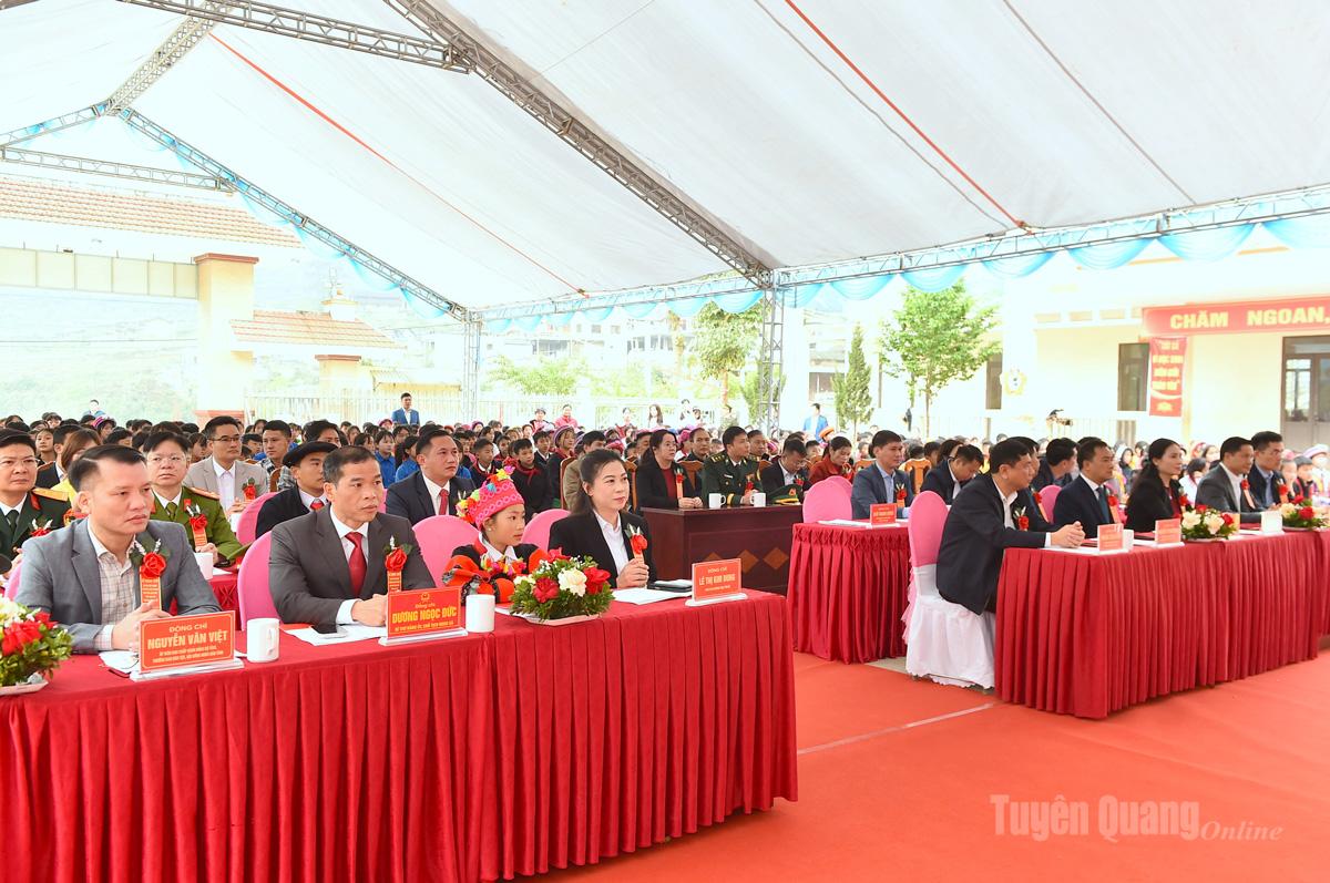 Đồng chí Phó Bí thư Thường trực Tỉnh ủy Lê Thị Kim Dung cùng các đại biểu và học sinh xã Lũng Cú tại lễ khởi công.