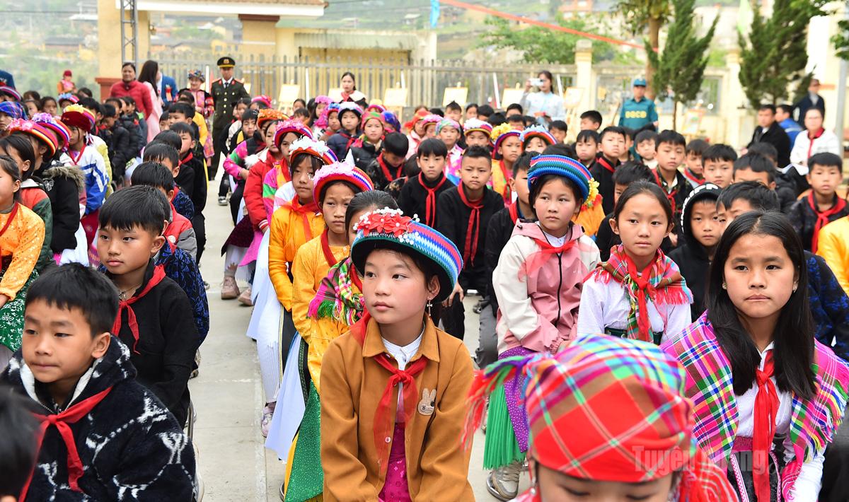 Các em học sinh xã Lũng Cú trong buổi lễ khởi công.