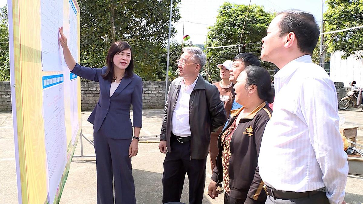 Đồng chí Phạm Thị Minh Xuân, Phó Chủ tịch HĐND tỉnh kiểm tra công tác chuẩn bị cho ngày bầu cử tại xã Thái Bình.