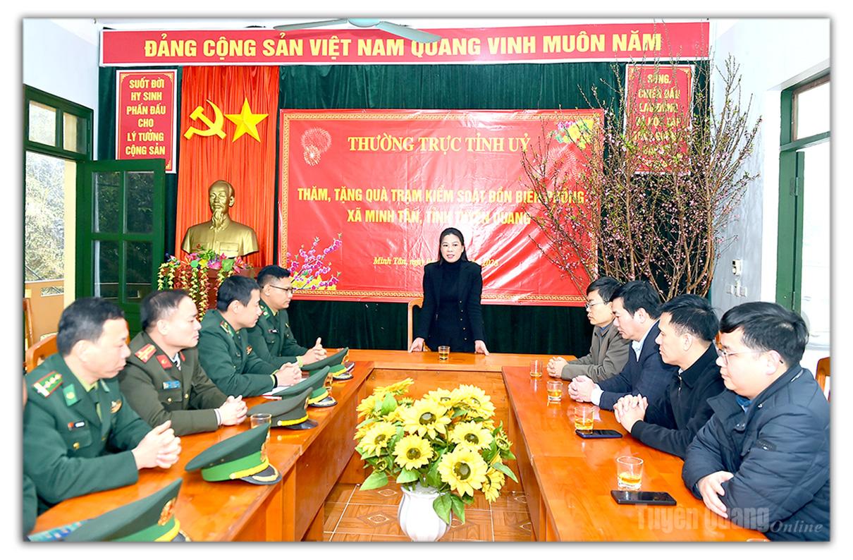 Đồng chí Phó Bí thư Thường trực Tỉnh ủy Lê Thị Kim Dung phát biểu với cán bộ, chiến sĩ Trạm kiểm soát Biên phòng Minh Tân.