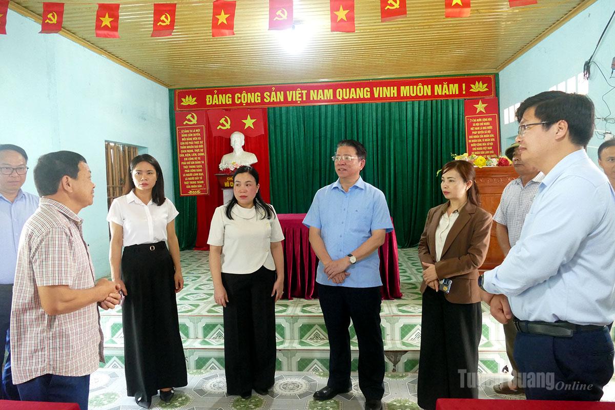 Trưởng Ban Tuyên giáo và Dân vận Tỉnh ủy Trần Mạnh Lợi kiểm tra công tác chuẩn bị bầu cử tại thôn Trung, xã Bằng Lang.