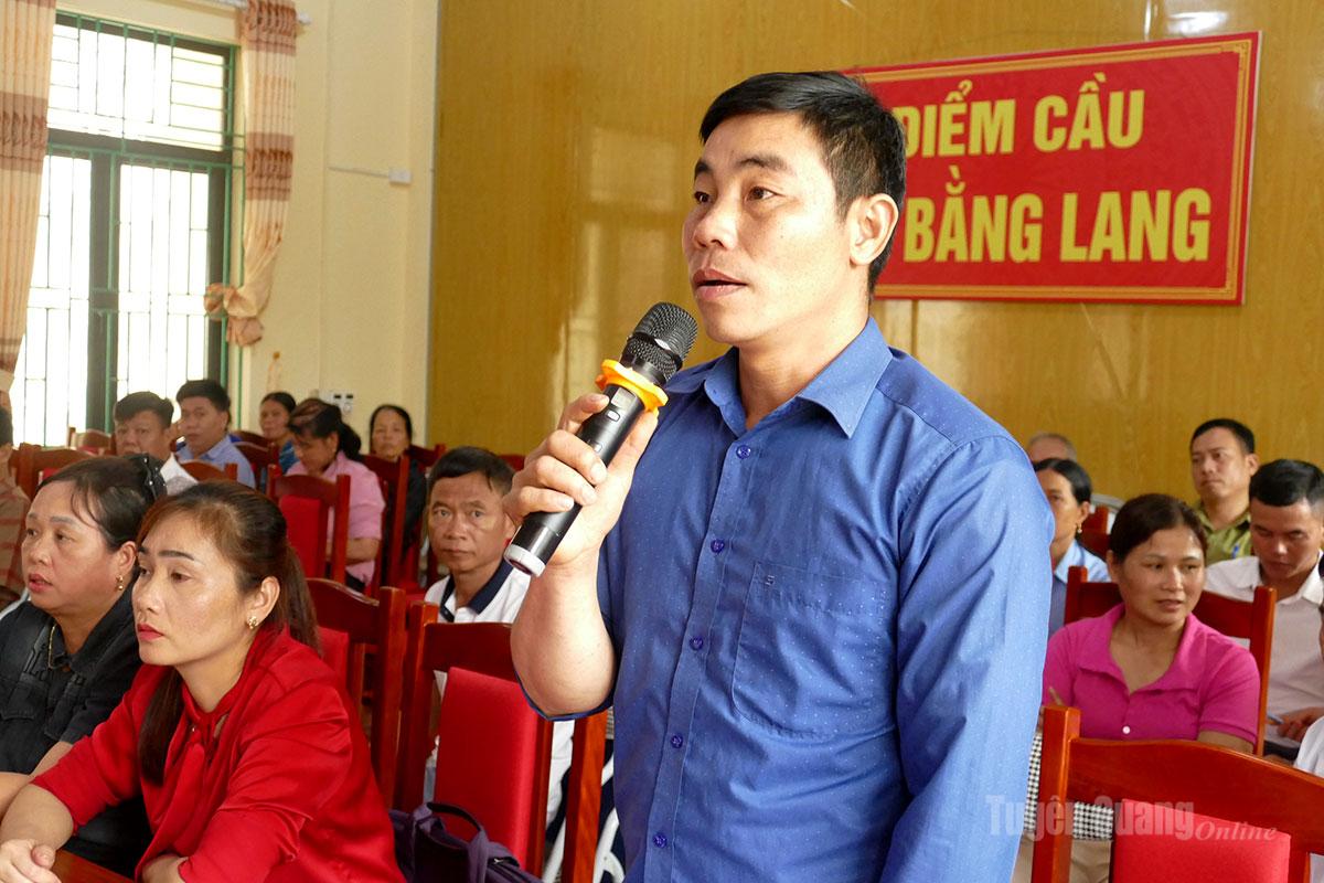 Cử tri xã Bằng Lang nêu kiến nghị tại buổi tiếp xúc.