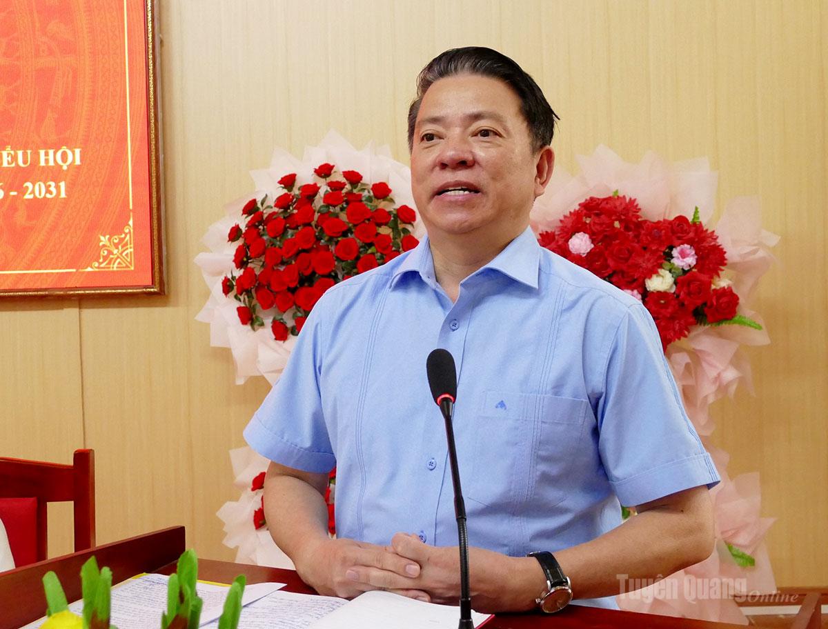 Đồng chí Trần Mạnh Lợi, Trưởng Ban Tuyên giáo và Dân vận Tỉnh ủy phát biểu tại buổi tiếp xúc cử tri xã Bằng Lang.