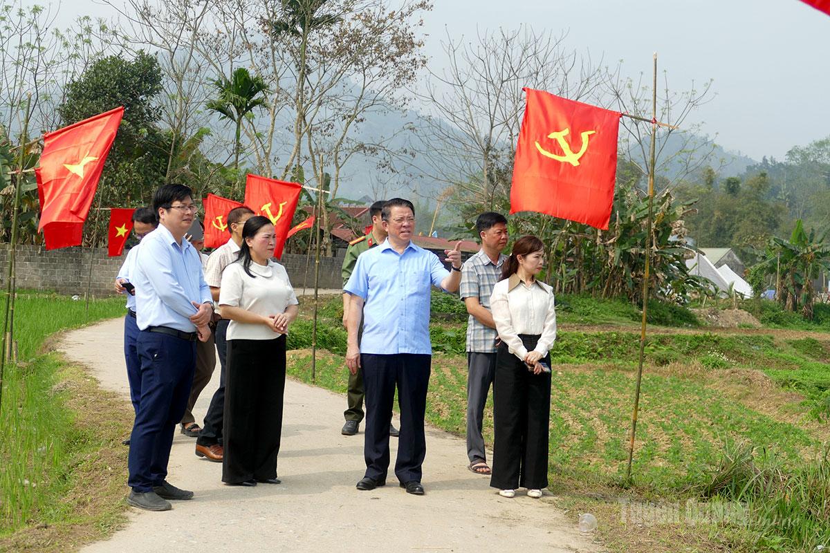 Đồng chí Trưởng Ban Tuyên giáo và Dân vận Tỉnh ủy Trần Mạnh Lợi khảo sát thực tế tuyến đường giao thông nông thôn tại xã Bằng Lang, nắm tình hình hạ tầng phục vụ sản xuất và đời sống Nhân dân.