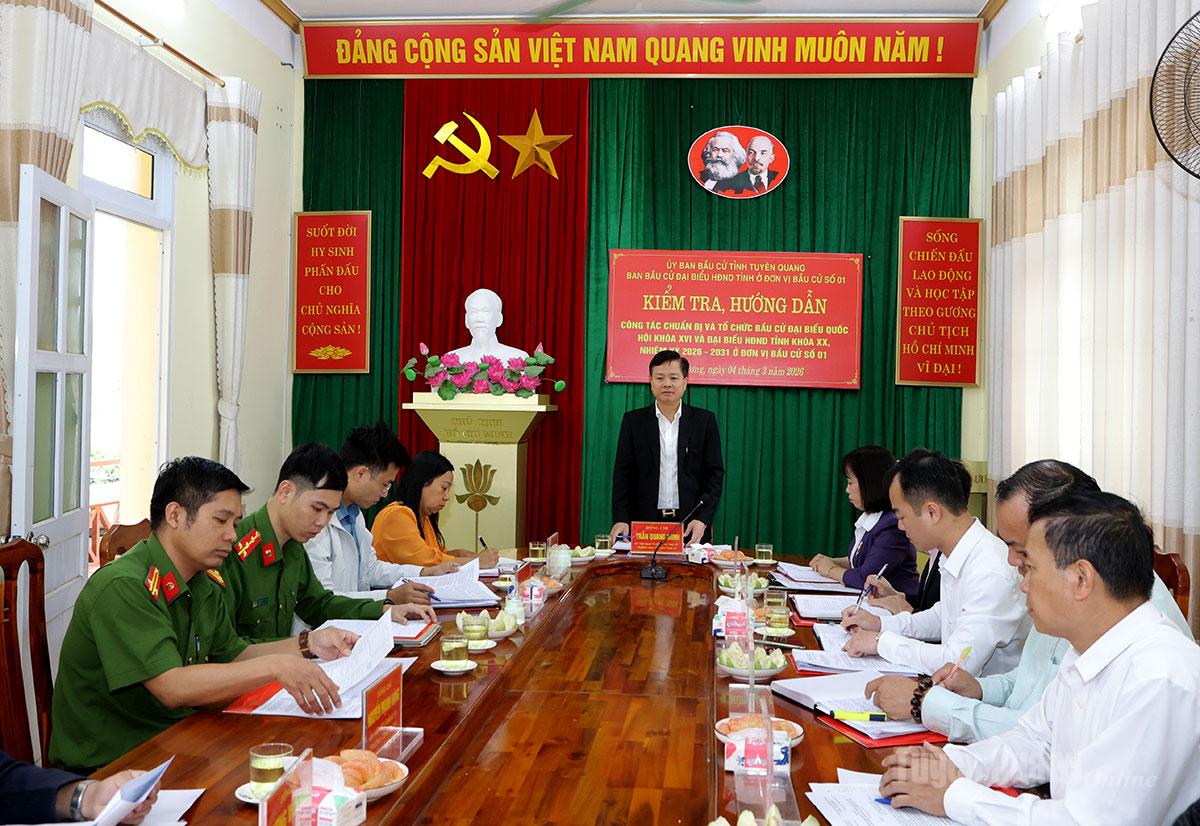 Toàn cảnh buổi kiểm tra tại xã Phú Lương.