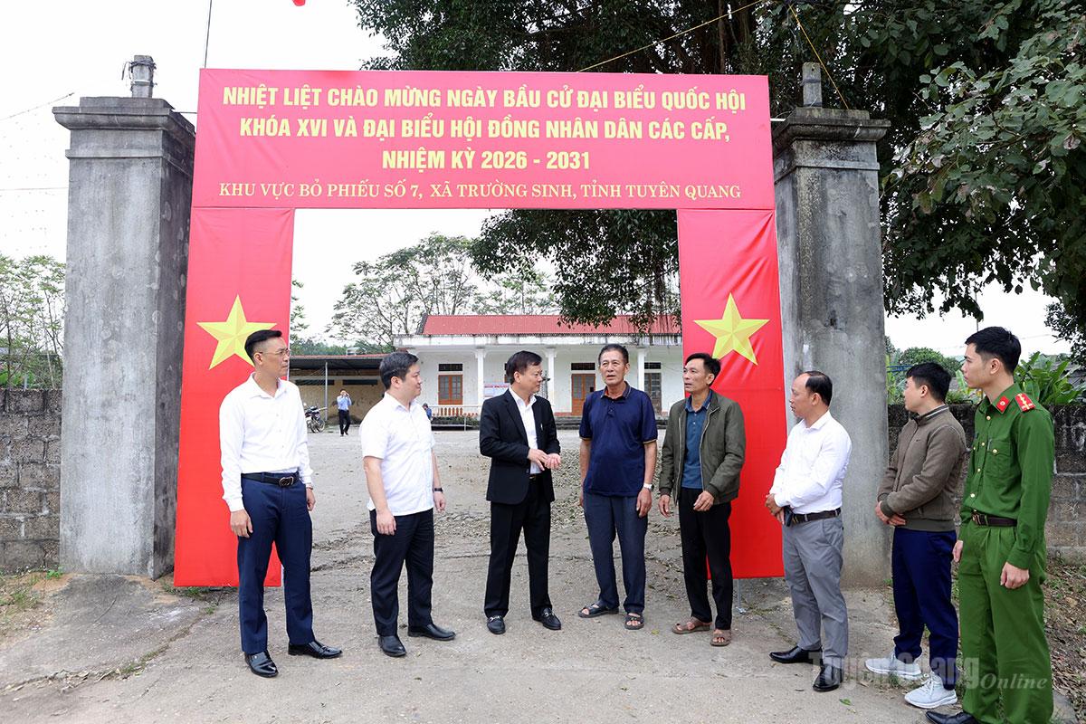 Đồng chí Trần Quang Minh, Ủy viên Ban Thường vụ Tỉnh ủy, Trưởng Ban Tổ chức Tỉnh ủy, Uỷ viên Ban Chỉ đạo Bầu cử tỉnh, Trưởng Ban Bầu cử đại biểu HĐND tỉnh số 1 nắm tình hình, kiểm tra cơ sở vật chất tại các điểm bỏ phiếu tại xã Trường Sinh.