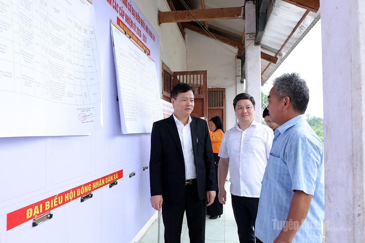 Đồng chí Trần Quang Minh, Ủy viên Ban Thường vụ Tỉnh ủy, Trưởng Ban Tổ chức Tỉnh ủy nắm tình hình, hướng dẫn công tác chuẩn bị và tổ chức bầu cử tại thôn Quang Tất, xã Trường Sinh.