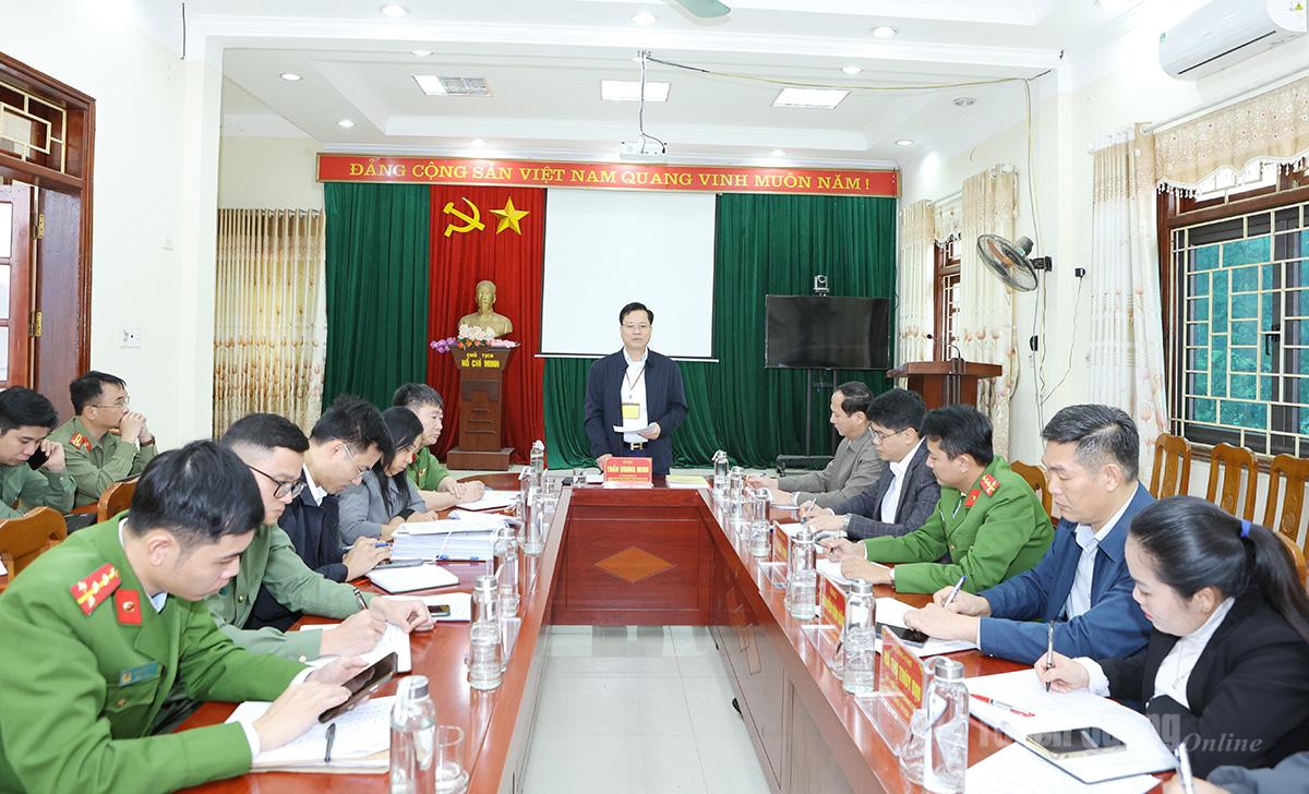 Đồng chí Trần Quang Minh, Ủy viên Ban Thường vụ Tỉnh ủy, Trưởng Ban Tổ chức Tỉnh ủy, Uỷ viên Ban Chỉ đạo Bầu cử tỉnh, Trưởng Ban Bầu cử đại biểu HĐND tỉnh số 1 kiểm tra công tác chuẩn bị bầu cử tại xã Tân Trào.