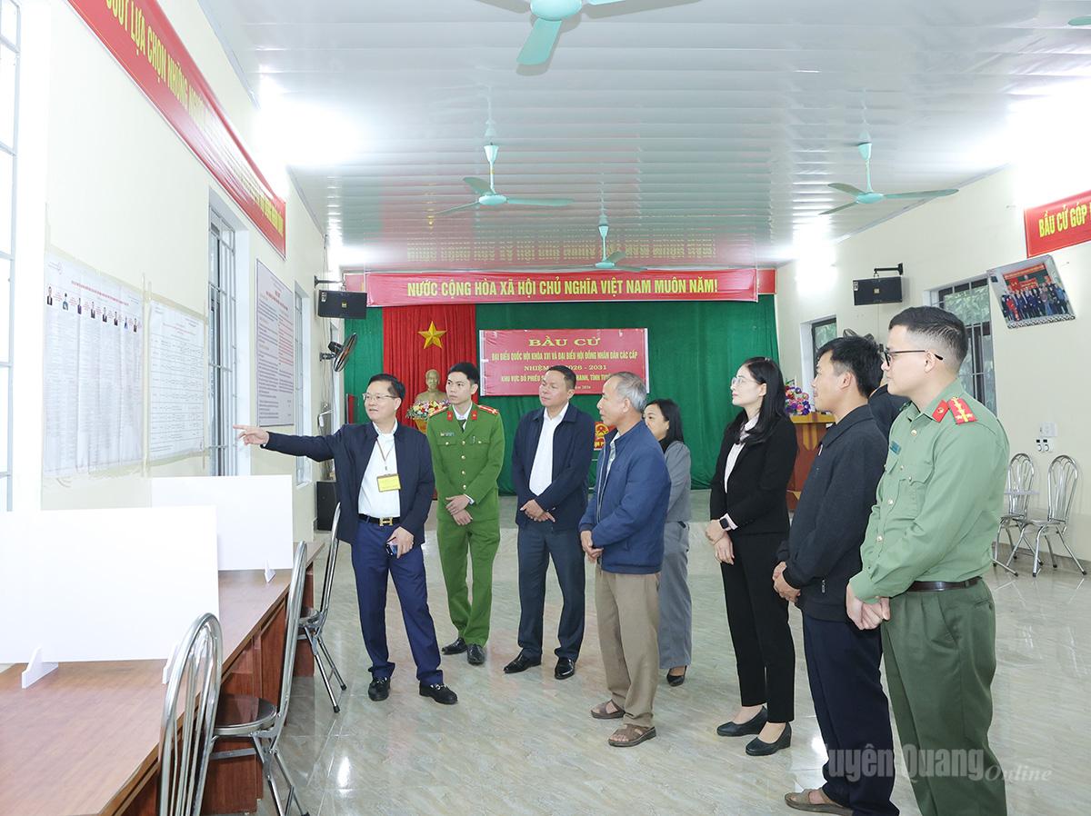 Đồng chí Trần Quang Minh, Ủy viên Ban Thường vụ Tỉnh ủy, Trưởng ban Tổ chức Tỉnh ủy nắm tình hình, hướng dẫn công tác chuẩn bị và tổ chức bầu cử tại thôn Bình Dân, xã Minh Thanh.