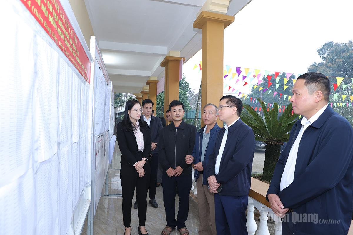 Đoàn kiểm tra danh sách đại biểu, cử tri niêm yết tại xã Minh Thanh.