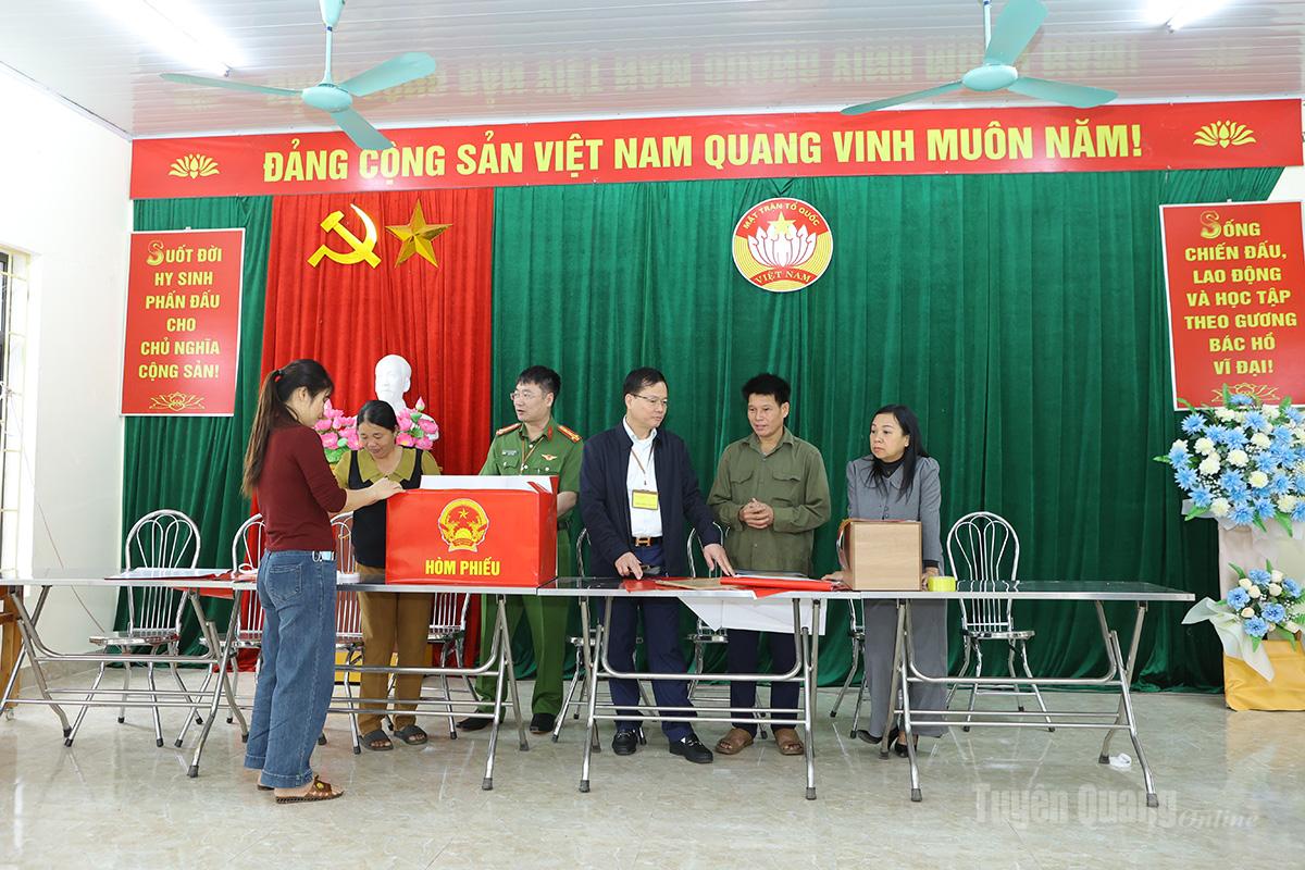 Đoàn kiểm tra đơn vị bầu cử số 1 kiểm tra điểm bỏ phiếu tại thôn Khấu Lấu, xã Minh Thanh.