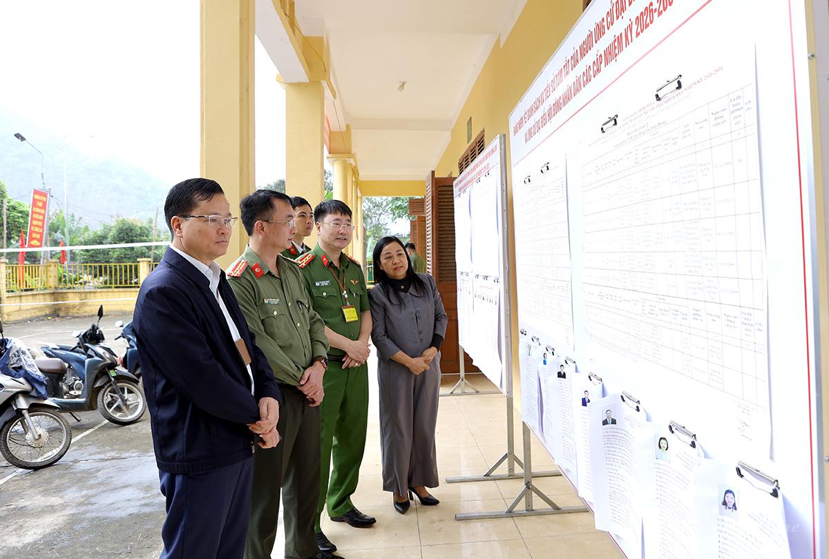 Đoàn kiểm tra cơ sở vật chất, danh sách niêm yết tại các điểm bỏ phiếu thôn Bòng, xã Tân Trào.