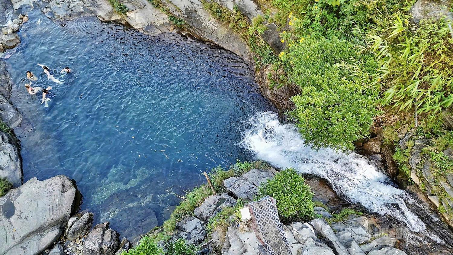 Du Gia Waterfall stands out with its pristine and stunning beauty in the heart of the rocky plateau.