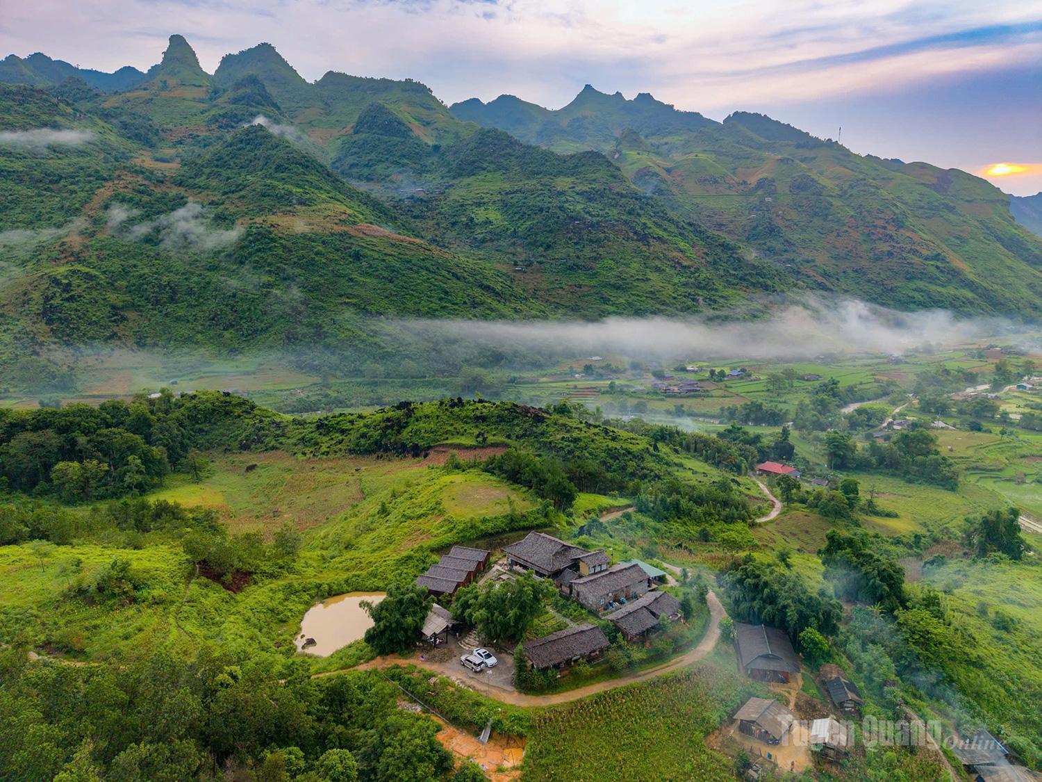 Visiting Du Gia means discovering a beautiful and peaceful village in Tuyen Quang. With its tranquil and untouched landscapes, majestic natural scenery, and the warm hospitality of local people, the destination is sure to captivate visitors on their journey to experience the northernmost region of the country.