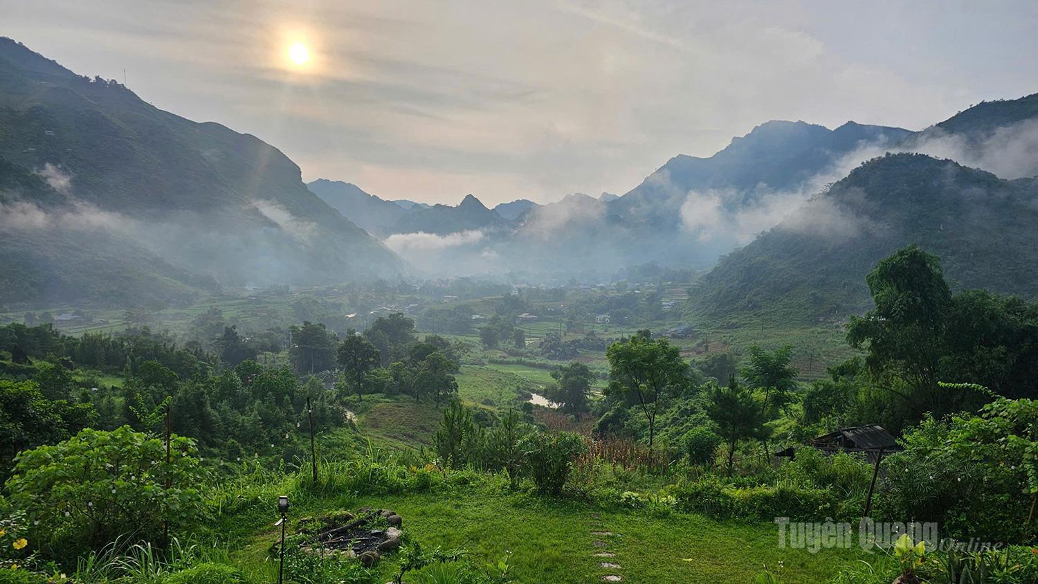 Du Gia Commune leaves a strong impression with its peaceful beauty, fresh air and white clouds drifting across the hillsides like a fairyland.