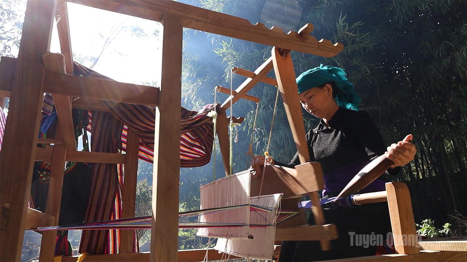 In Du Gia, visitors can encounter the vibrant colours of traditional brocade costumes and enjoy folk melodies performed by ethnic minority communities, reflecting rich traditions and profound humanistic values.