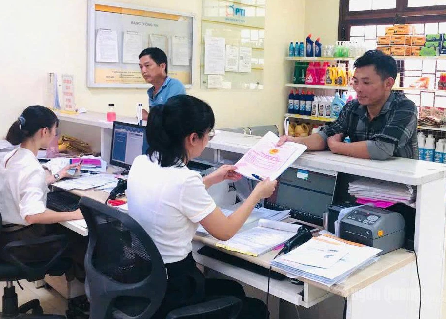 Staff of Chiem Hoa Post Office, under Chiem Hoa Commune Post Office, return administrative procedure results to local people.
