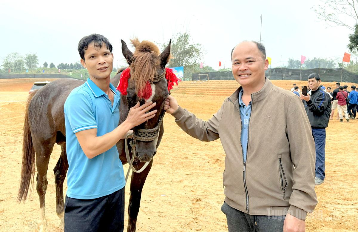 Ông bầu Đàm Thanh Biên (bên phải ảnh), với chú ngựa đua của nài ngựa Nguyễn Văn Bính, thôn Bản Ban tham gia giải đua ngựa Phù Lưu 2026.