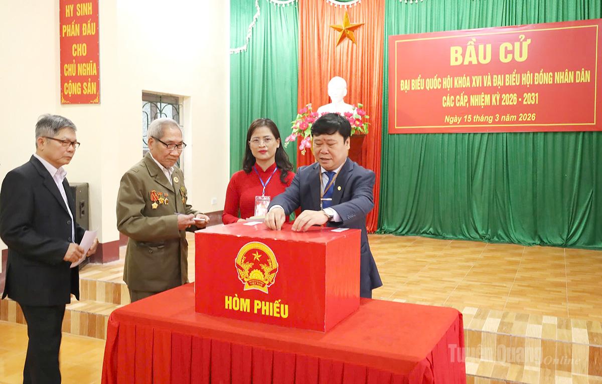 Đồng chí Mai Đức Thông, Ủy viên Ban Chấp hành Đảng bộ tỉnh, Giám đốc Báo và phát thanh, truyền hình Tuyên Quang, Ủy viên Ban Chỉ đạo Bầu cử tỉnh, Ủy viên Ủy ban Bầu cử tỉnh tham gia bỏ phiếu tại thôn Cầu Cả, xã Yên Nguyên. Ảnh: Như Quỳnh.