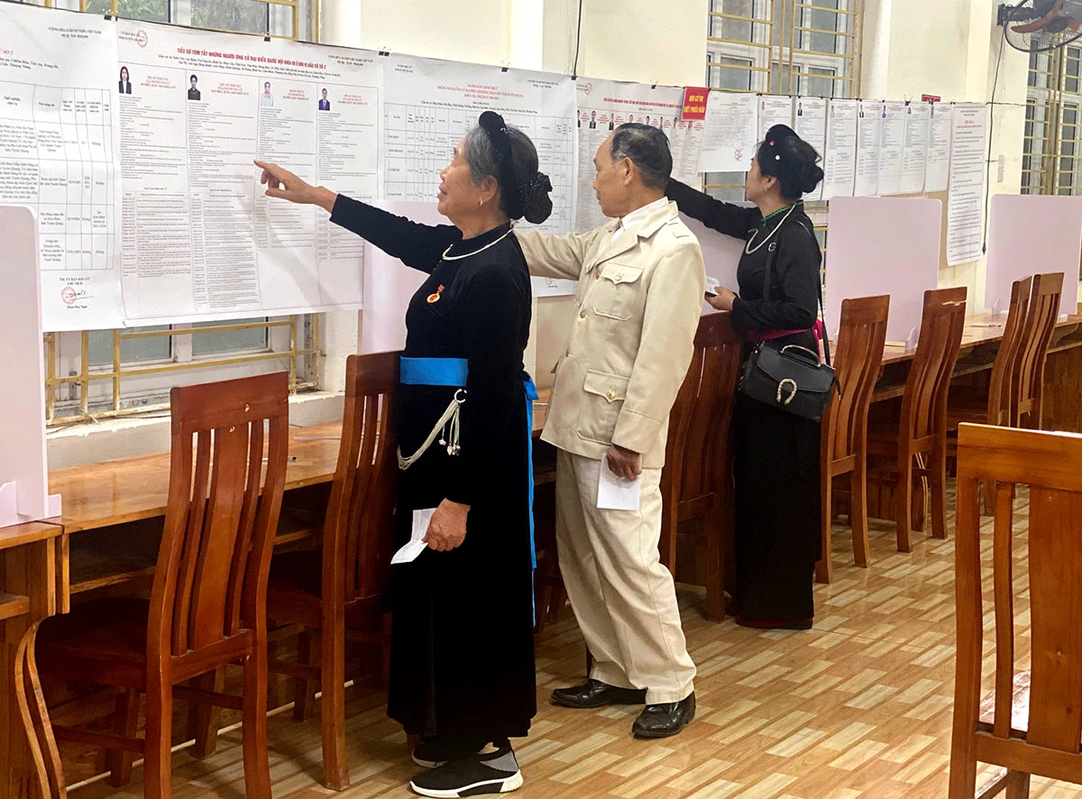 Cử tri tại đơn vị bầu cử số 1, khu vực bỏ phiếu số 2, xã Nà Hang tìm hiểu tiểu sử các ứng cử viên trước khi bầu cử. Ảnh: Thu Thảo