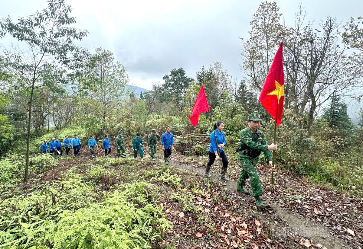Chi đoàn Đồn Biên phòng Cửa khẩu Quốc tế Thanh Thủy phối hợp với Đoàn xã Lao Chải tổ chức tuần tra, bảo vệ đường biên giới từ mốc 238 - 237.