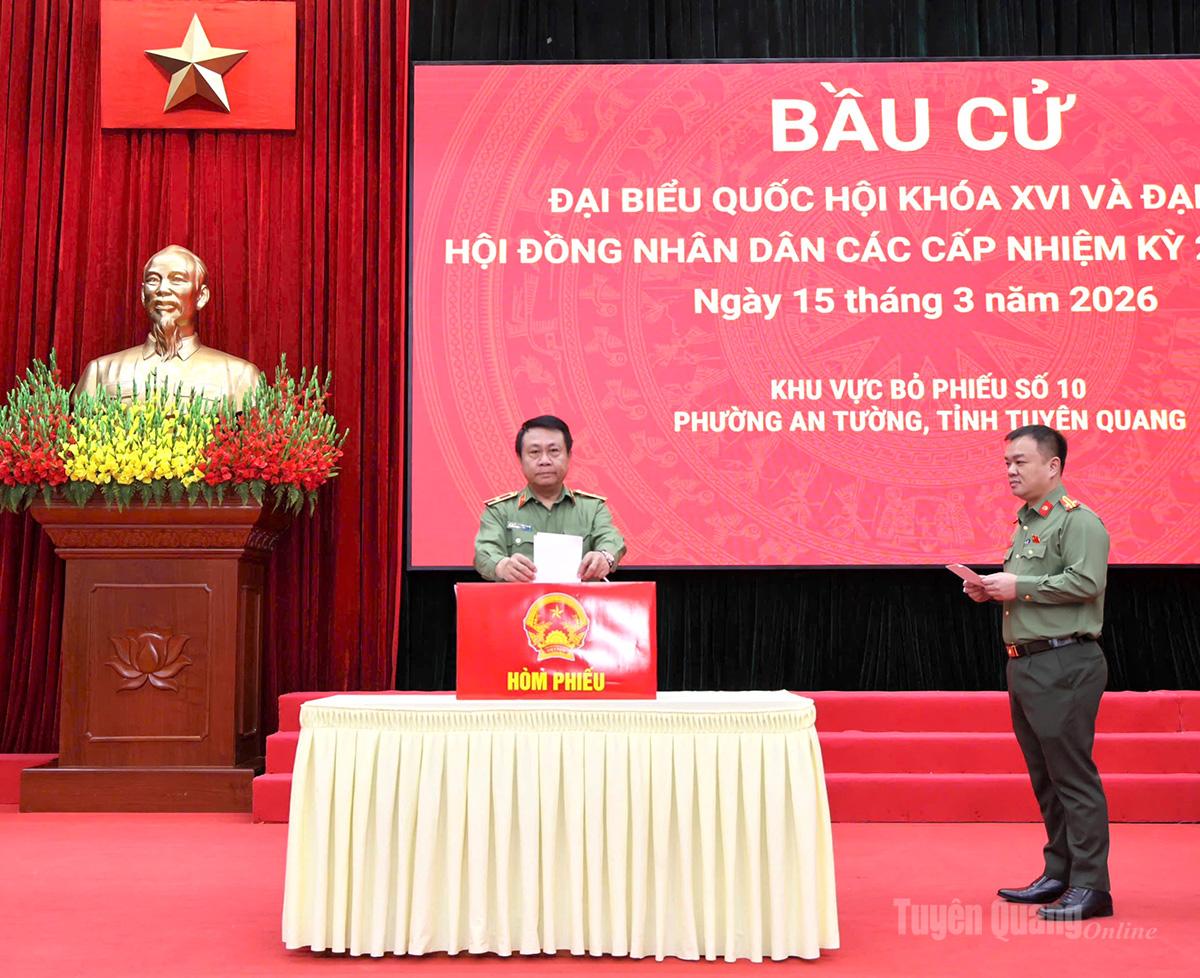 Thiếu tướng Nguyễn Đức Thuận, Uỷ viên Ban Thường vụ Tỉnh ủy, Giám đốc Công an tỉnh tham gia bỏ phiếu tại khu vực bỏ phiếu số 10, phường An Tường (Công an tỉnh Tuyên Quang). Ảnh: Khánh Trang