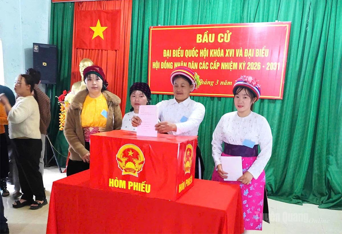 Đồng bào Mông xã biên giới Minh Tân phấn khởi đi bầu cử, thực hiện quyền và nghĩa vụ công dân. Ảnh: Yên Hoa