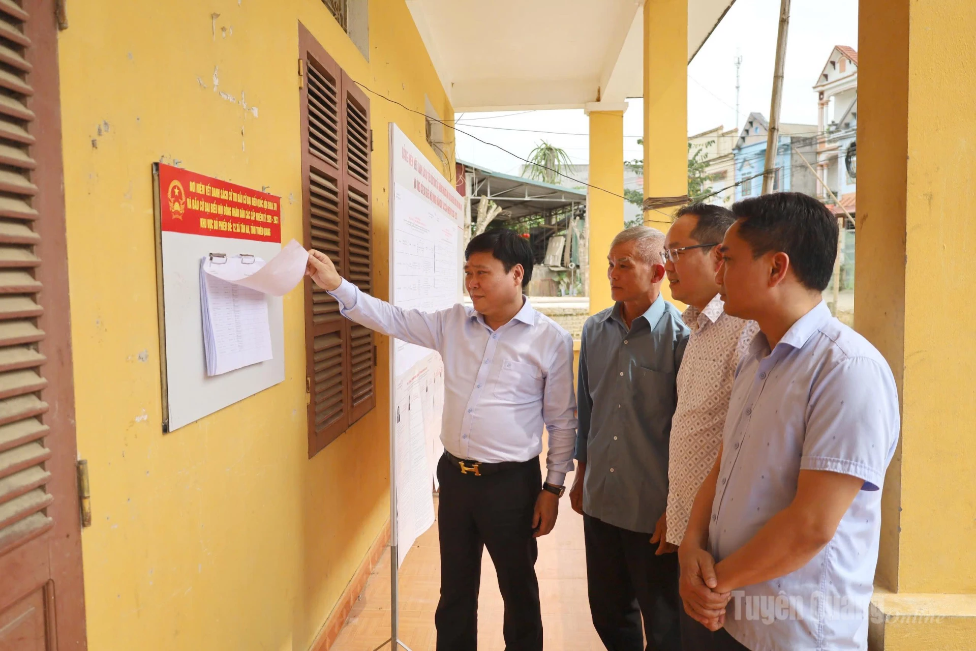 Đoàn công tác kiểm tra danh sách cử tri tại thôn Nà Khán, xã Tân An.