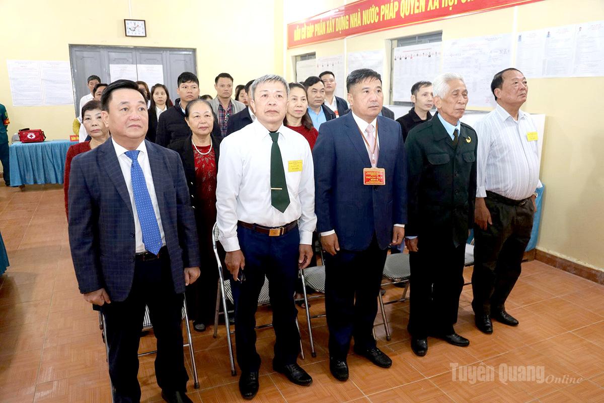 Đồng chí Hầu Minh Lợi, Ủy viên Ban Thường vụ Tỉnh ủy, Phó Chủ tịch Thường trực HĐND tỉnh, Phó Chủ tịch Ủy ban bầu cử tỉnh dự lễ khai mạc bầu cử tại thôn Sơn Hà, xã Ngọc Đường. Ảnh: Văn Long