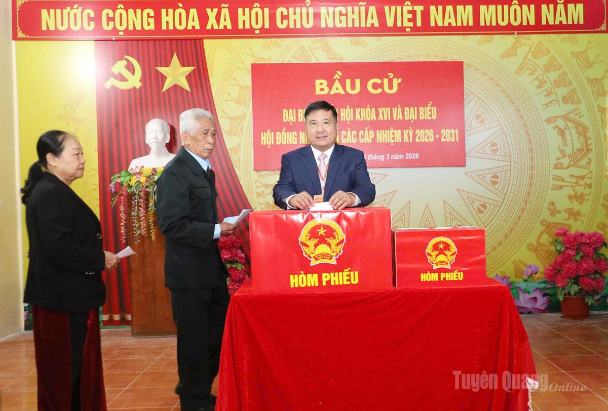 Đồng chí Hầu Minh Lợi, Ủy viên Ban Thường vụ Tỉnh ủy, Phó Chủ tịch Thường trực HĐND tỉnh, Phó Chủ tịch Ủy ban bầu cử tỉnh đã dự lễ khai mạc và thực hiện quyền bỏ phiếu tại khu vực bỏ phiếu số 1 (thôn Sơn Hà và thôn Thái Hà), xã Ngọc Đường. Ảnh: Văn Long