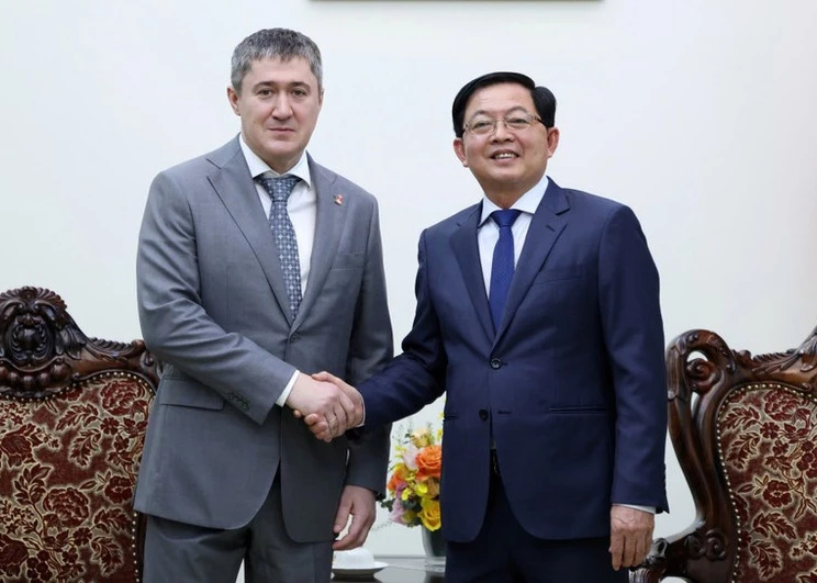Deputy PM Ho Quoc Dung (R) and Governor of Perm Krai Dmitry Makhonin at their meeting in Ha Noi on March 24 (Photo: chinhphu.vn)
