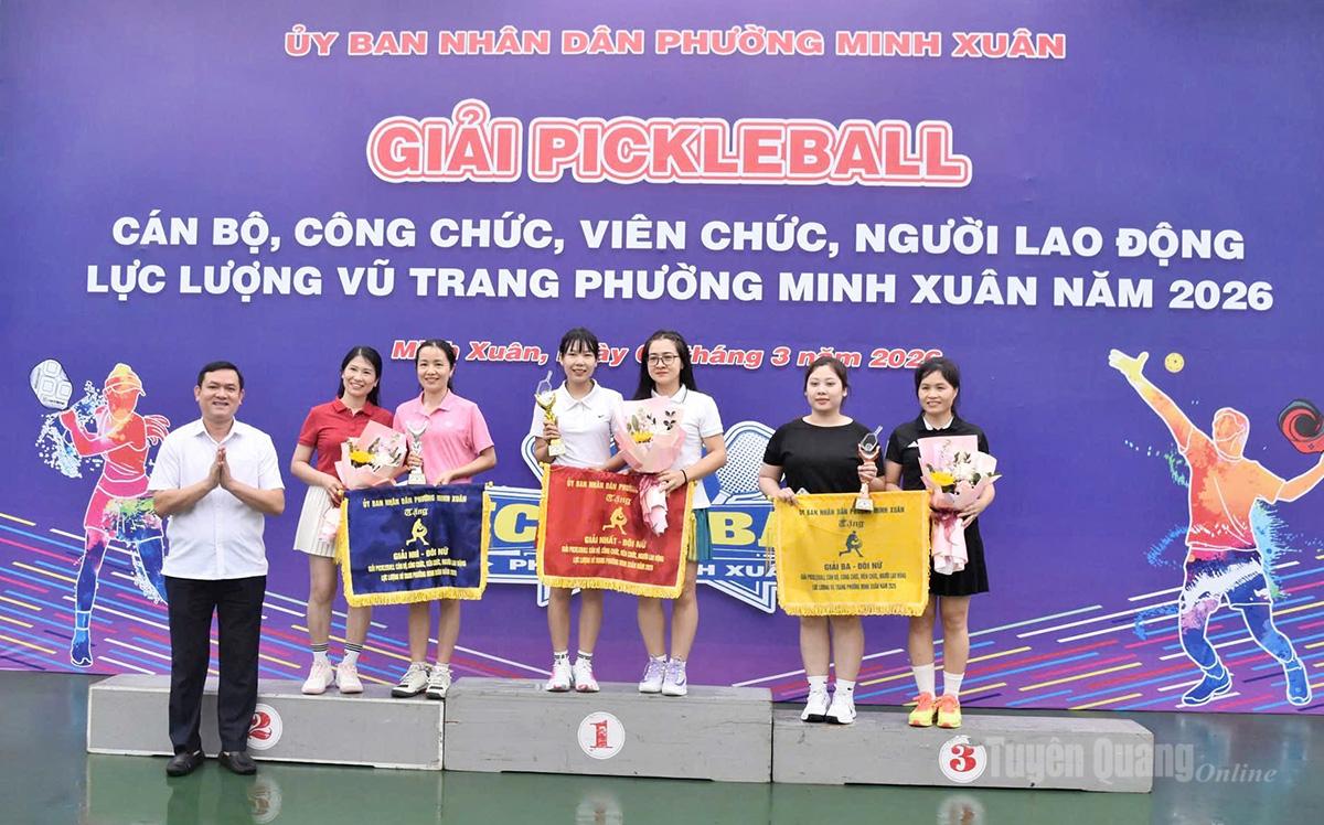 Ban tổ chức trao giải nhất, nhì, ba nội dung thi đấu đôi nữ.