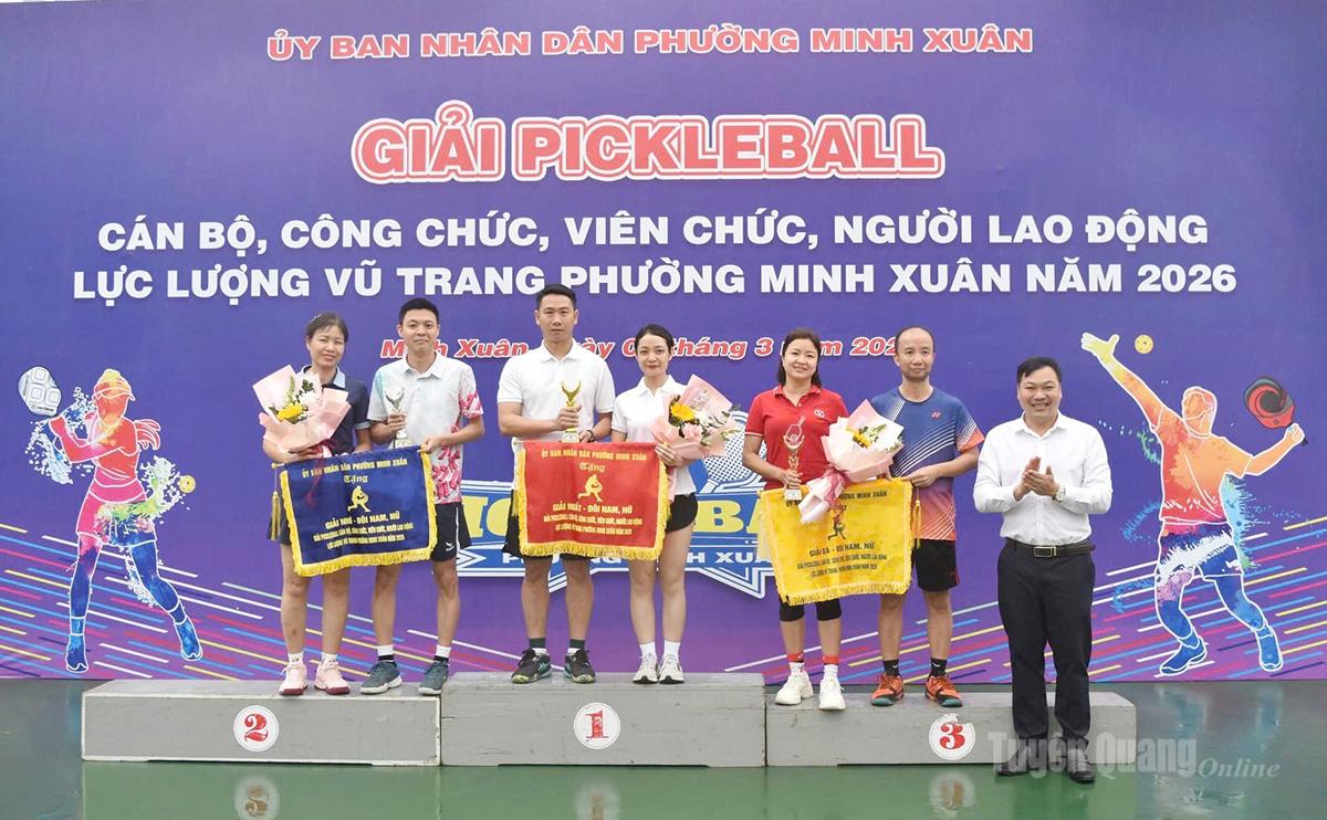 Ban tổ chức trao giải nhất, nhì, ba nội dung thi đấu đôi nam - nữ phối hợp.