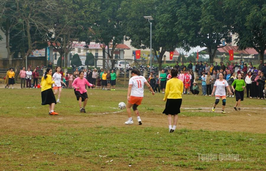 Một pha bóng hấp dẫn của 2 đội bóng đá nữ xã Đồng Yên.