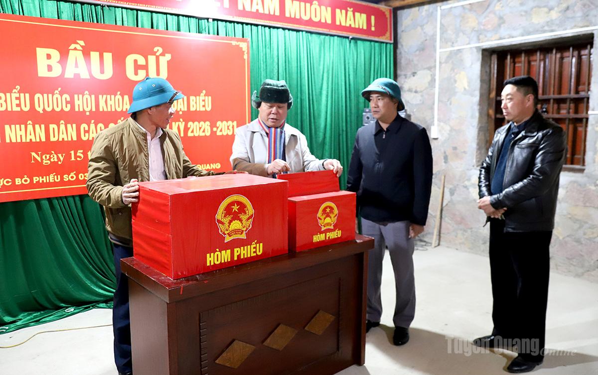 Đoàn kiểm tra khu vực hòm phiếu tại khu vực bỏ phiếu thôn Lô Lô Chải, xã Lũng Cú.