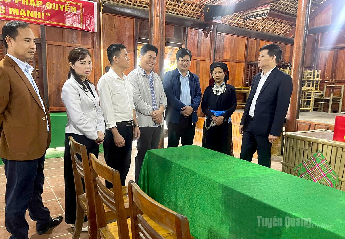 Giám đốc Sở Văn hóa, Thể thao và Du lịch Nguyễn Trung Ngọc kiểm tra công tác bầu cử tại thôn Khun, xã Bằng Lang.