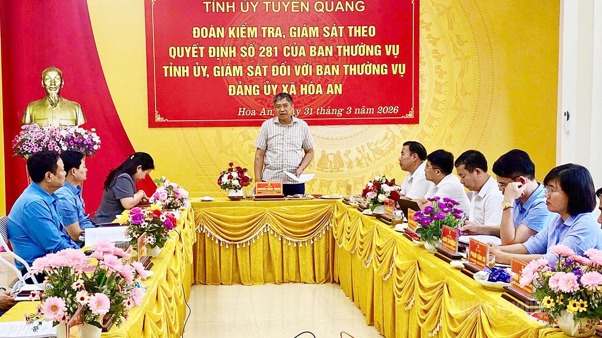 Phó Bí thư Thường trực Đảng ủy các cơ quan Đảng tỉnh Nguyễn Hồng Trang chủ trì buổi làm việc với BTV Đảng ủy xã Hòa An.