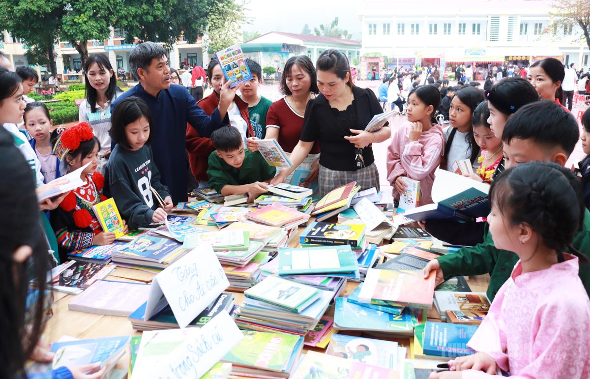 Học sinh hứng thú lựa chọn những cuốn sách yêu thích tại chương trình.