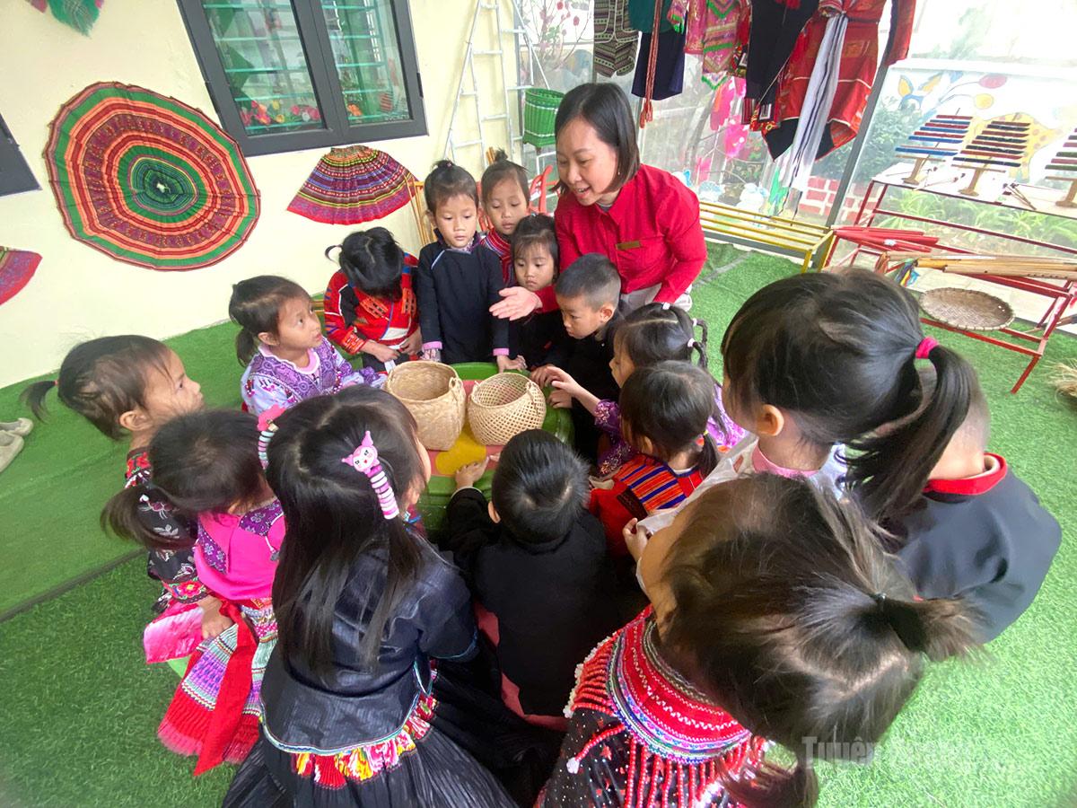 Dưới sự hướng dẫn tận tình của cô giáo, các em nhỏ được làm quen và hiểu hơn về những công cụ lao động gắn liền với đời sống của ông cha xưa.