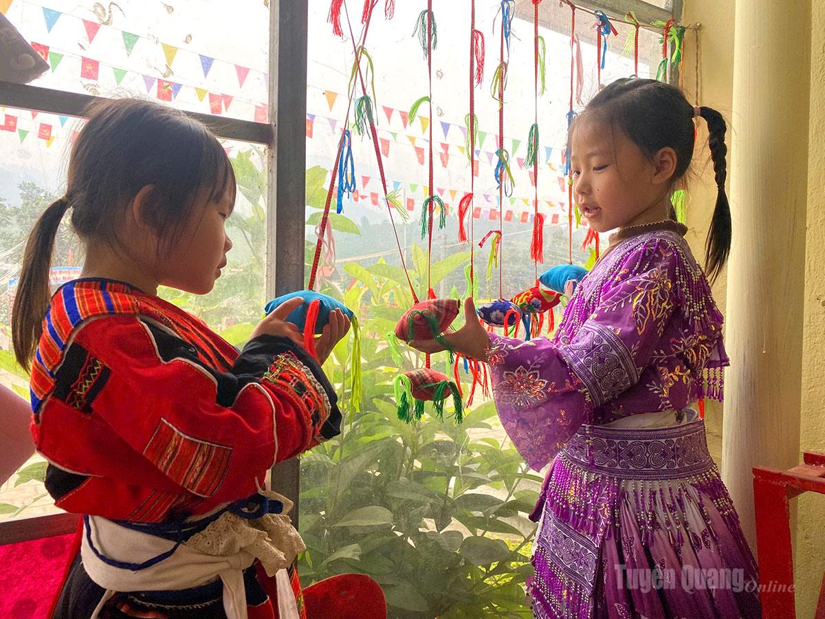 Bên những quả còn sặc sỡ sắc màu, các em háo hức khám phá nét đẹp văn hóa truyền thống qua từng trải nghiệm giản dị.