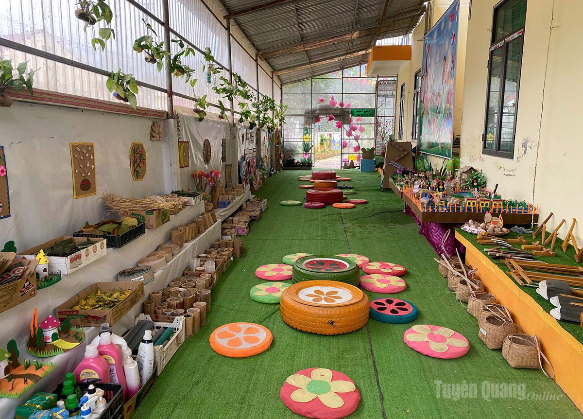  Mỗi bức tranh, mỗi món đồ nhỏ là sự kết hợp giữa trí tưởng tượng hồn nhiên và những giá trị truyền thống được lồng ghép khéo léo.